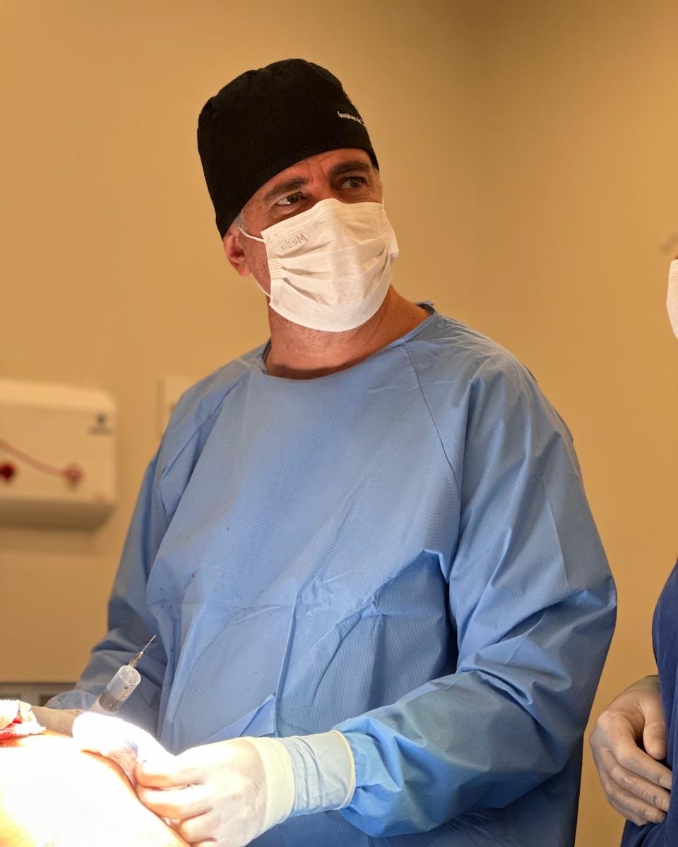 Dr. Fernando de Assis em centro cirúrgico